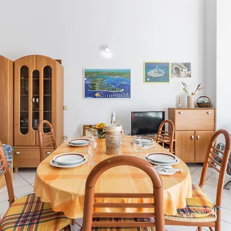 Appartamento 2 Bedroom Amazing In Pola